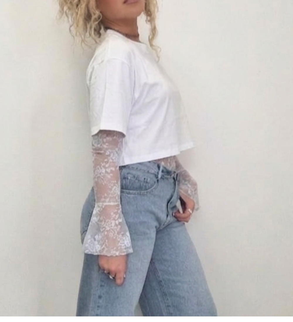 Body con T-shirt in Pizzo Floreale con Manica a Campana