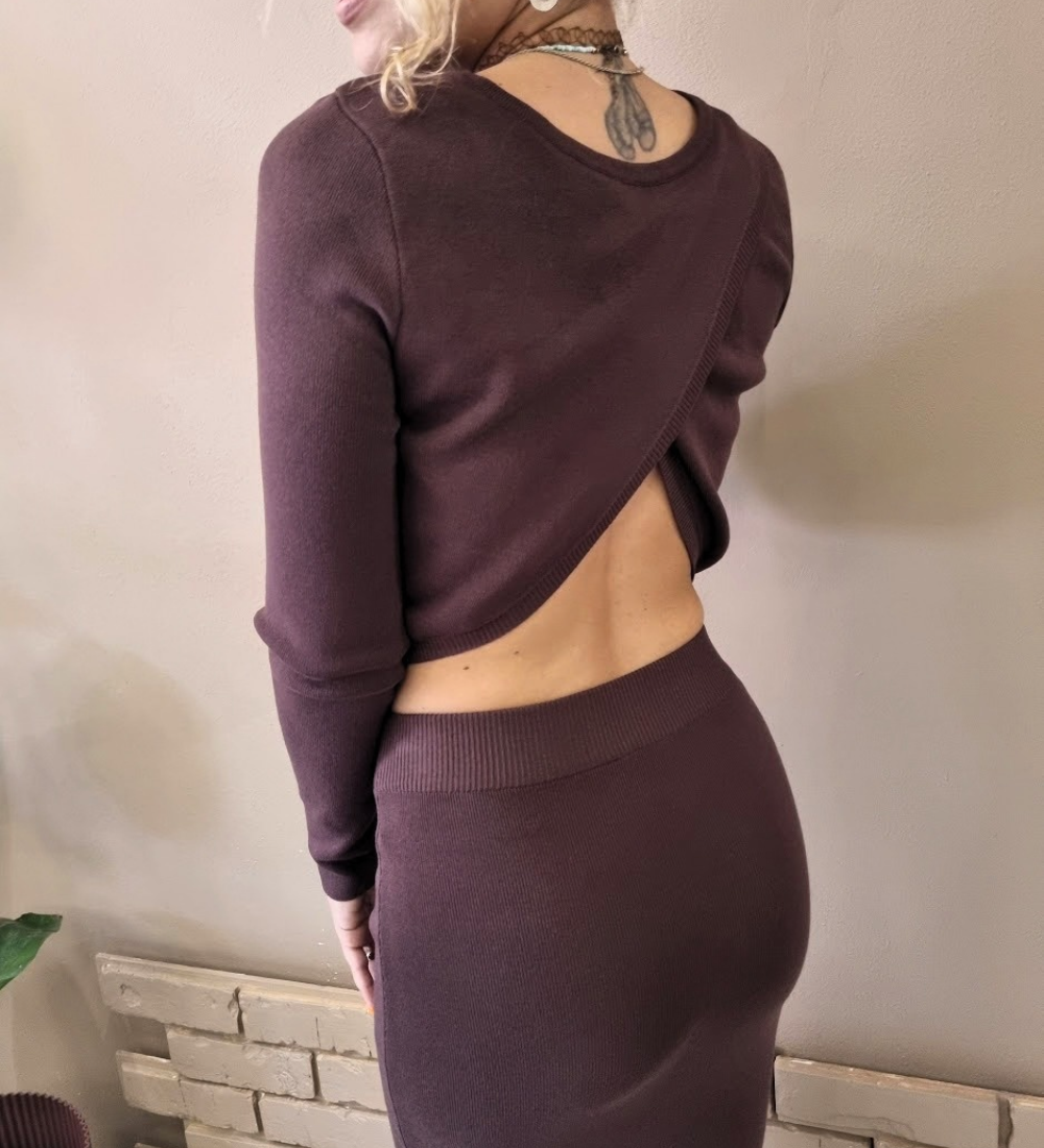 Completo in Maglia Elegance Top Cropped con Schiena Scoperta e Gonna Midi