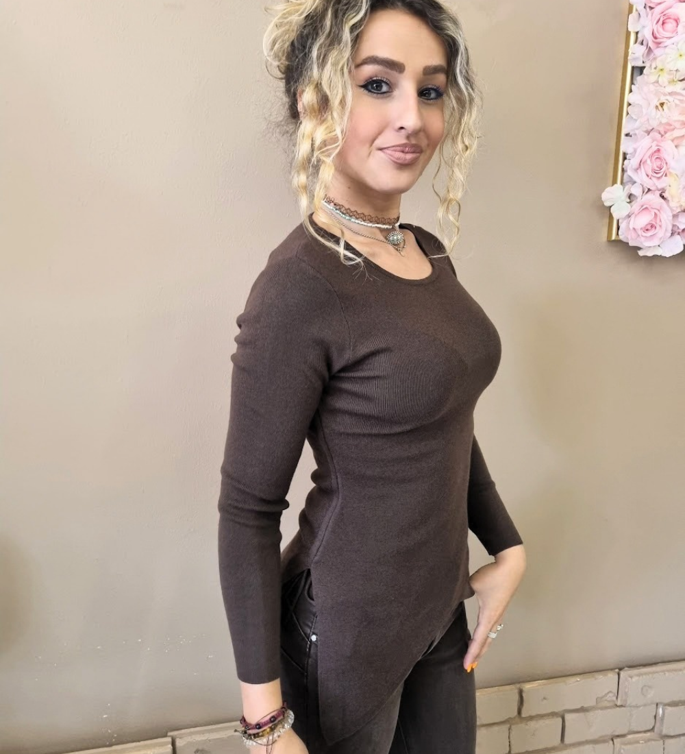 Maglia Asimmetrica a Maniche Lunghe con Dettaglio Bottoni sul Retro e spacchetti