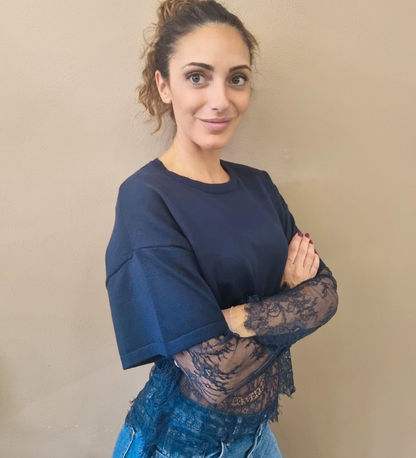Maglia Cropped con Maniche e Dettagli in Pizzo