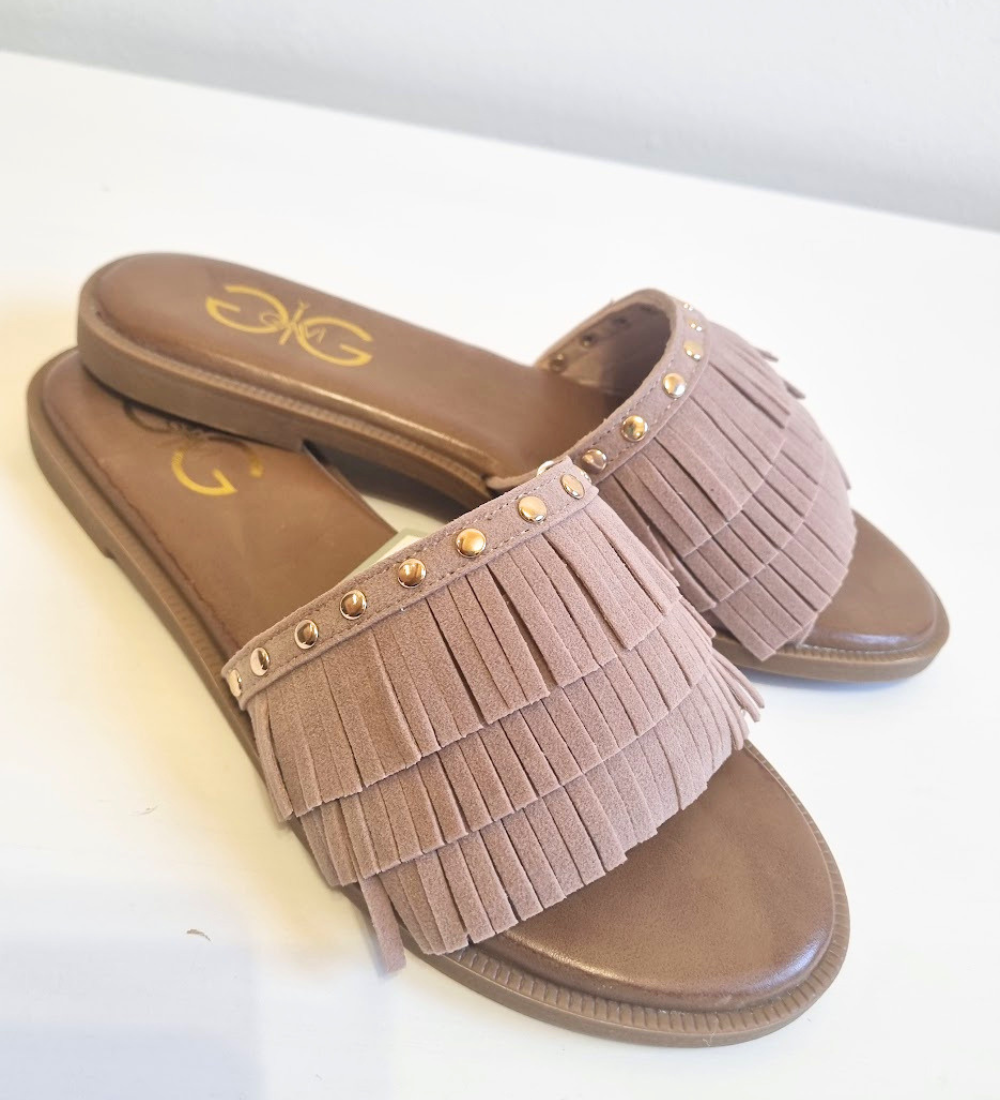 Sandalo Basso Flat con Frange e Borchie – Stile Boho-Chic