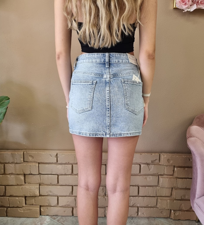 Minigonna in Denim con Chiusura Asimmetrica Incrociata
