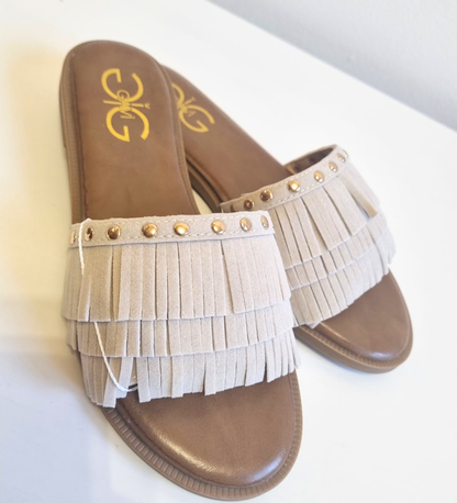 Sandalo Basso Flat con Frange e Borchie – Stile Boho-Chic