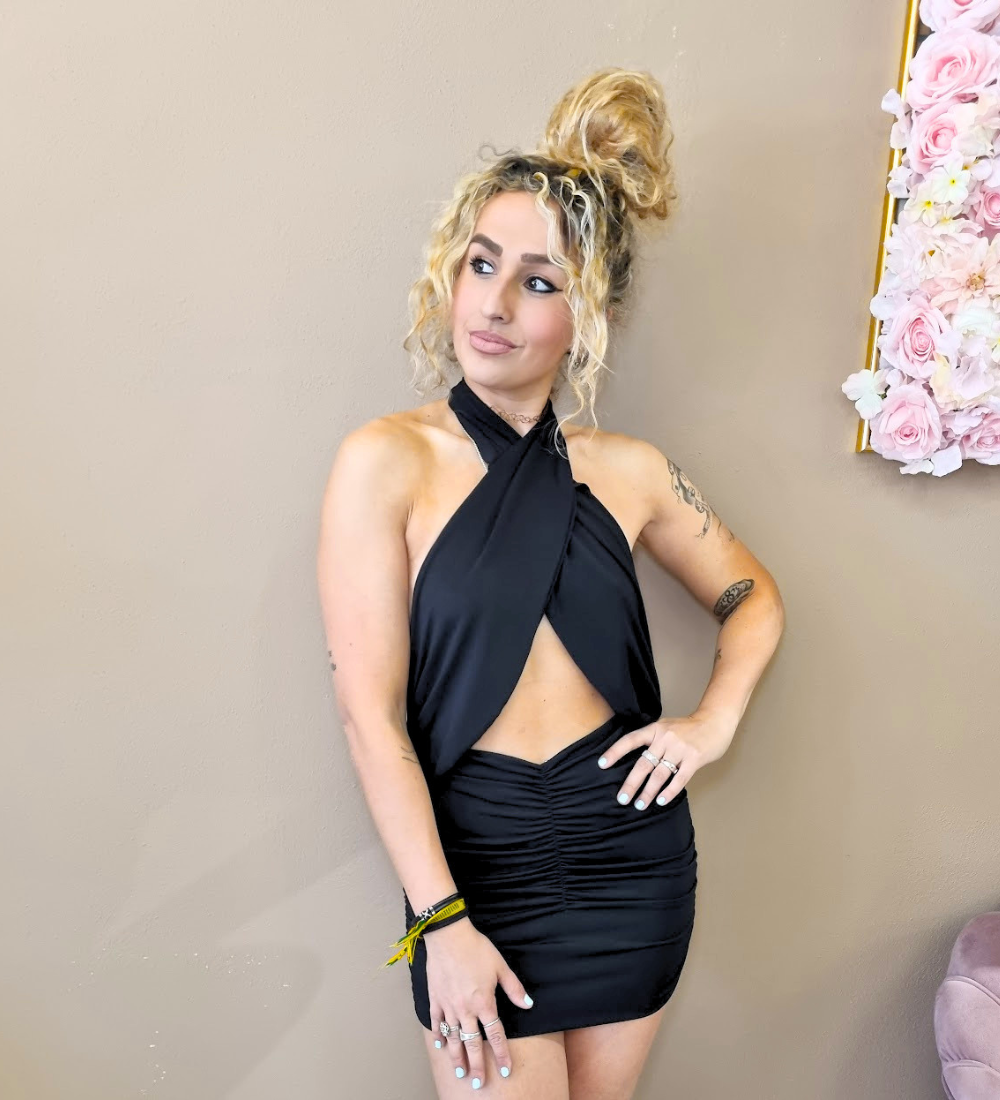 Vestito Corto Cut-Out Incrociato con Gonna Arricciata – Nero
