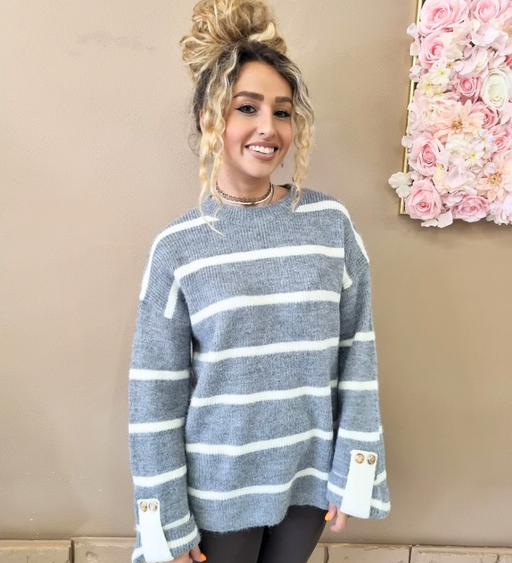 Maglione Oversize a Righe con Dettaglio Bottoni sui Polsini
