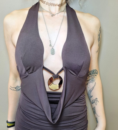 Mini Abito Marrone Cioccolato con Scollo Halter e Dettaglio Ring