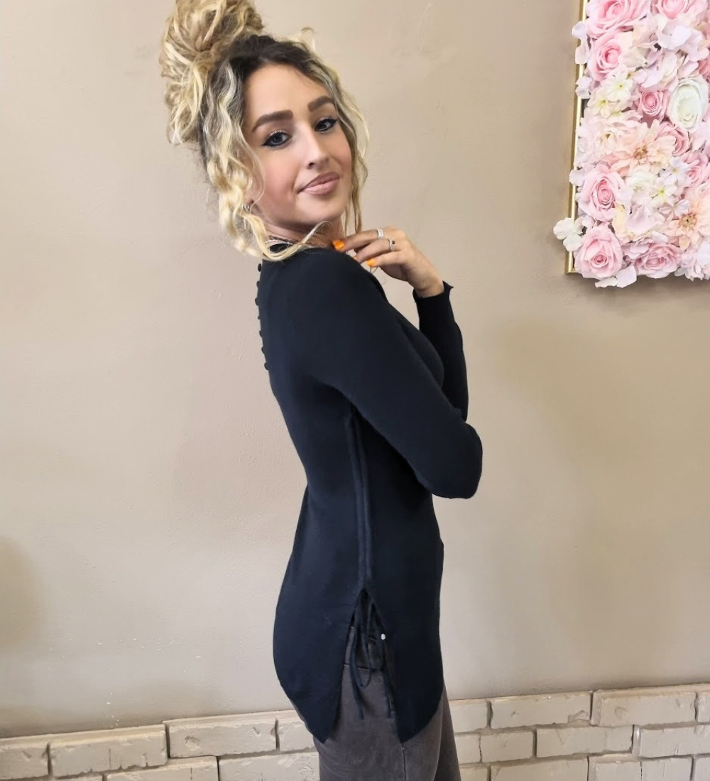 Maglia Asimmetrica a Maniche Lunghe con Dettaglio Bottoni sul Retro e spacchetti