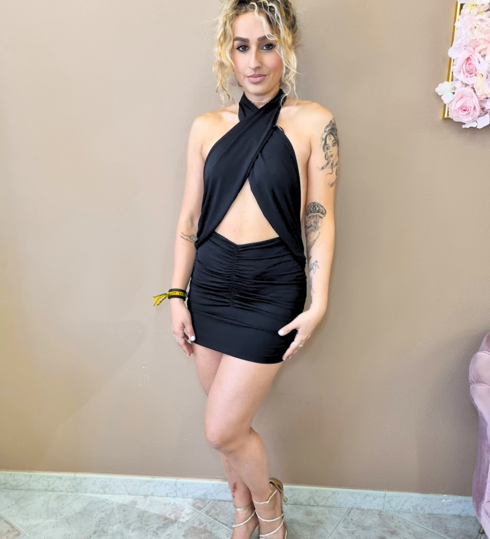 Vestito Corto Cut-Out Incrociato con Gonna Arricciata – Nero