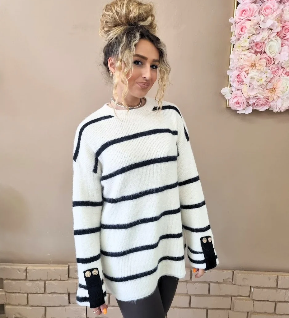 Maglione Oversize a Righe con Dettaglio Bottoni sui Polsini