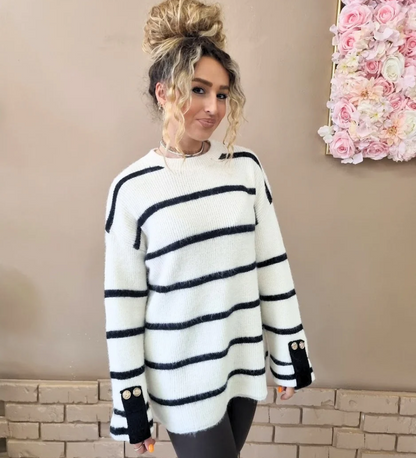 Maglione Oversize a Righe con Dettaglio Bottoni sui Polsini