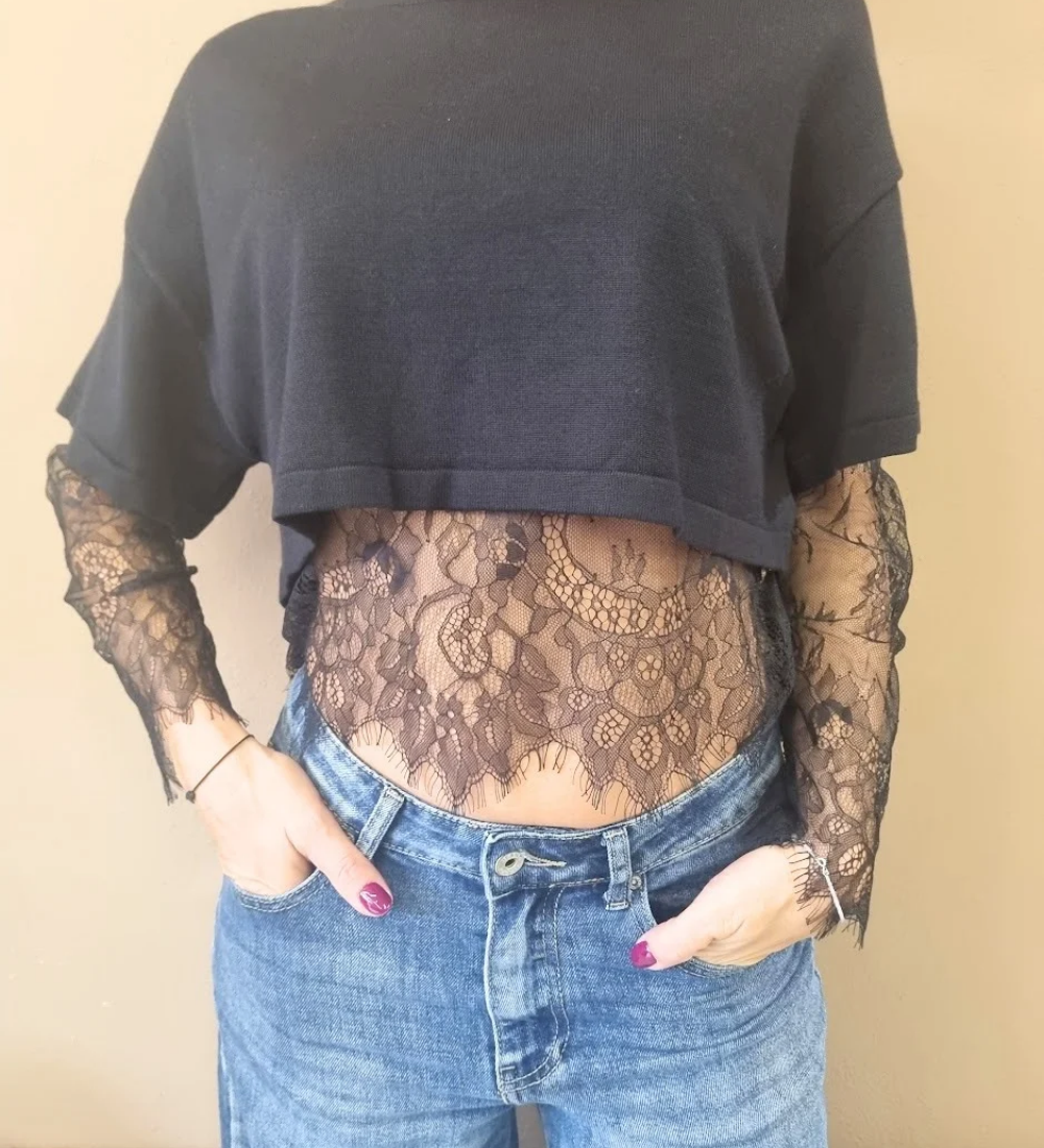 Maglia Cropped con Maniche e Dettagli in Pizzo