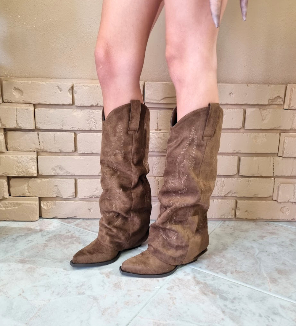 Stivali Camperos Slouchy in Camoscio con Ricami Western