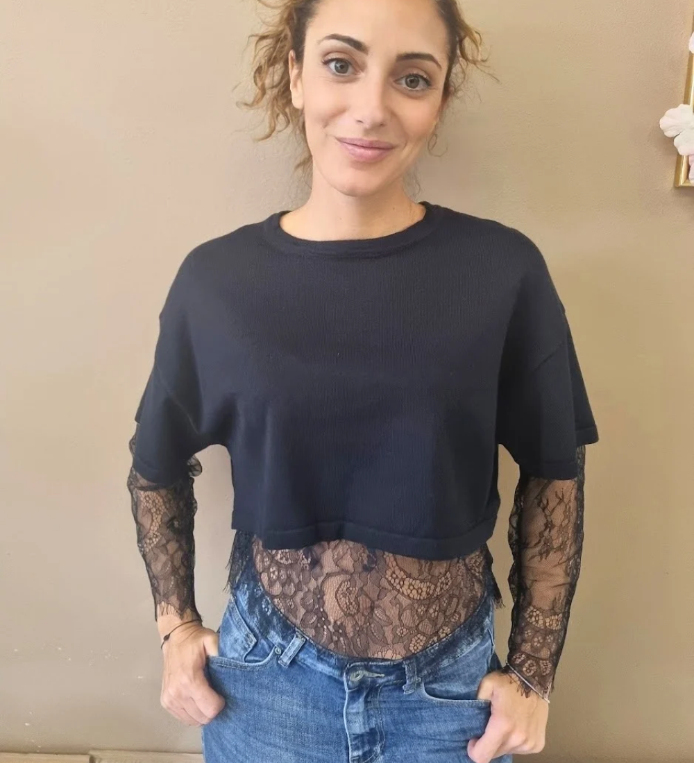 Maglia Cropped con Maniche e Dettagli in Pizzo