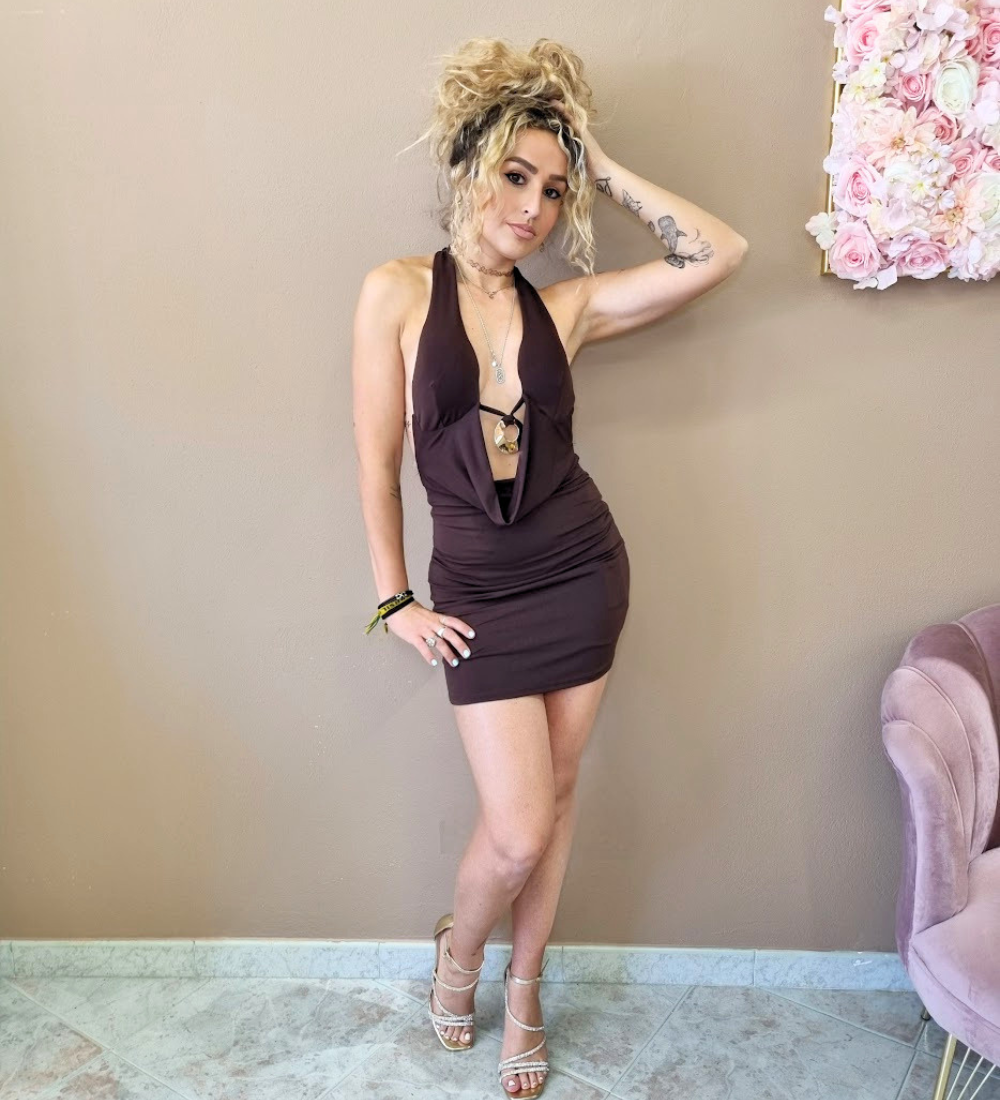 Mini Abito Marrone Cioccolato con Scollo Halter e Dettaglio Ring