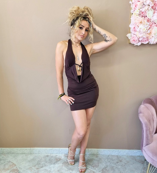 Mini Abito Marrone Cioccolato con Scollo Halter e Dettaglio Ring