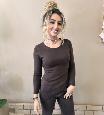 Maglia Asimmetrica a Maniche Lunghe con Dettaglio Bottoni sul Retro e spacchetti