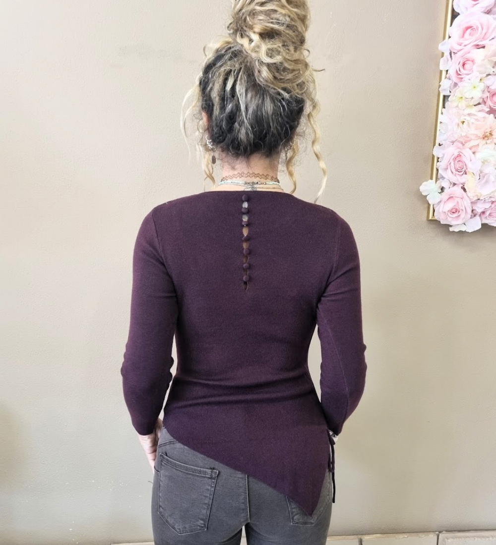 Maglia Asimmetrica a Maniche Lunghe con Dettaglio Bottoni sul Retro e spacchetti