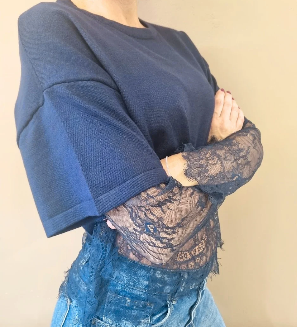 Maglia Cropped con Maniche e Dettagli in Pizzo