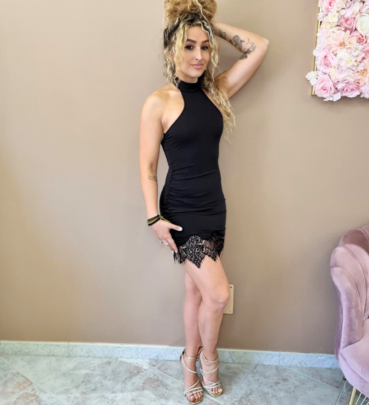 Abito Mini Total Black con Scollo all'Americana e Dettaglio in Pizzo