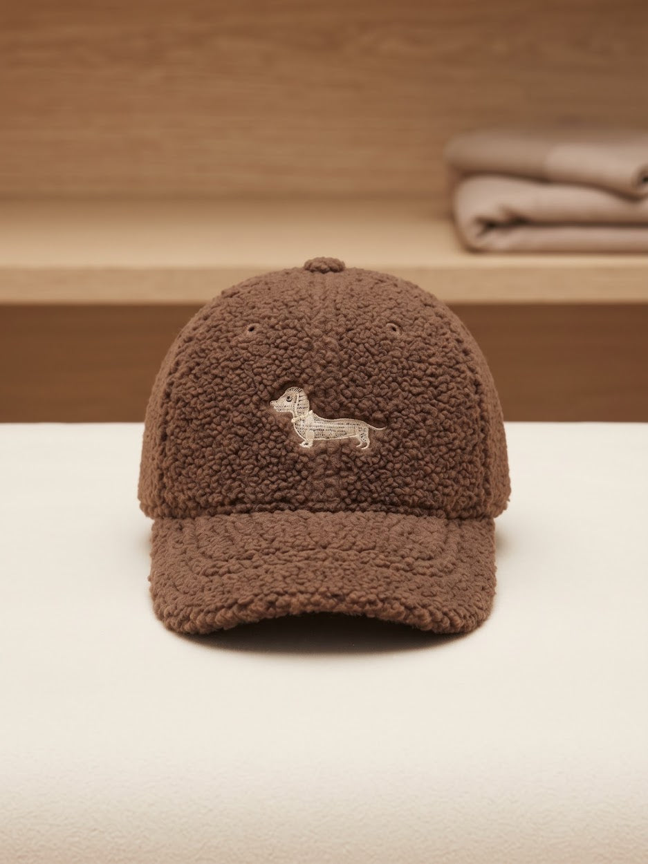 Cappellino con Visiera in Tessuto Teddy e Ricamo Bassotto