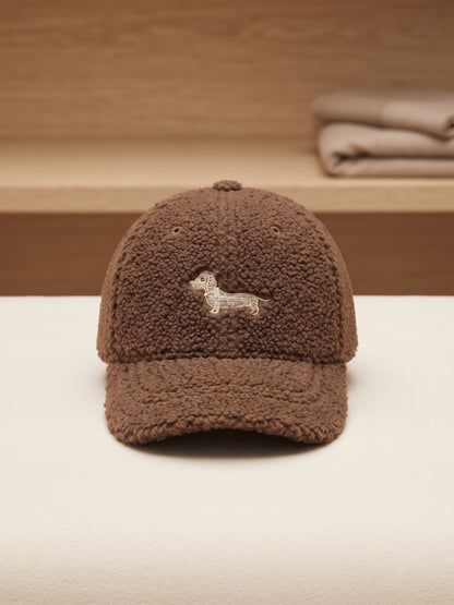 Cappellino con Visiera in Tessuto Teddy e Ricamo Bassotto