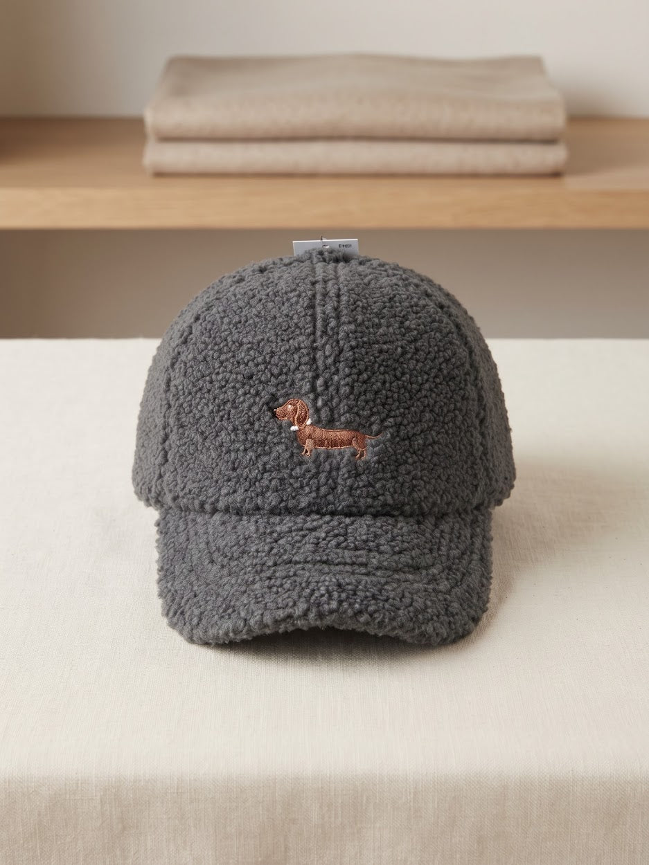 Cappellino con Visiera in Tessuto Teddy e Ricamo Bassotto