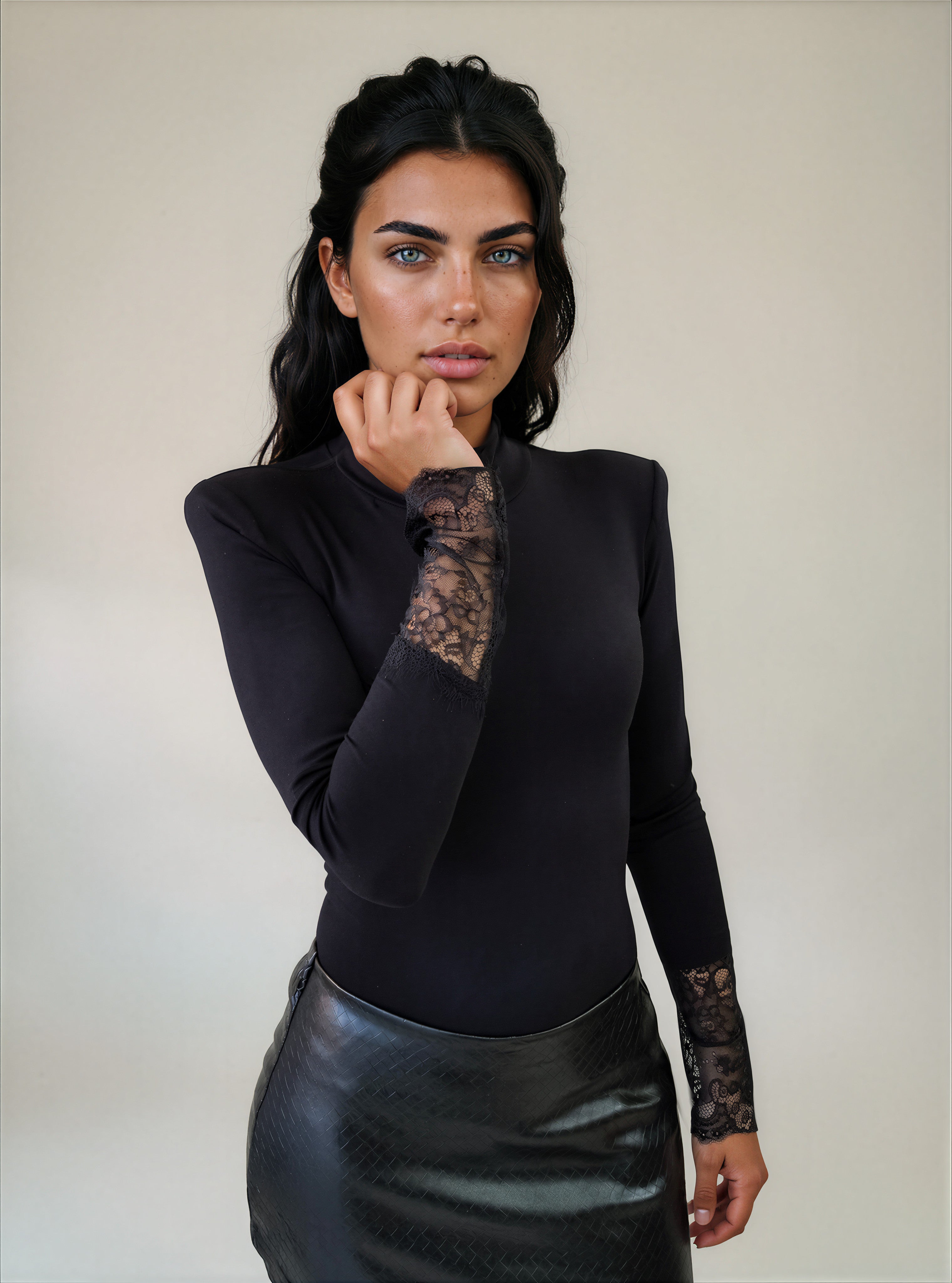 Body  con Collo Alto e Dettagli in Pizzo sui Polsini