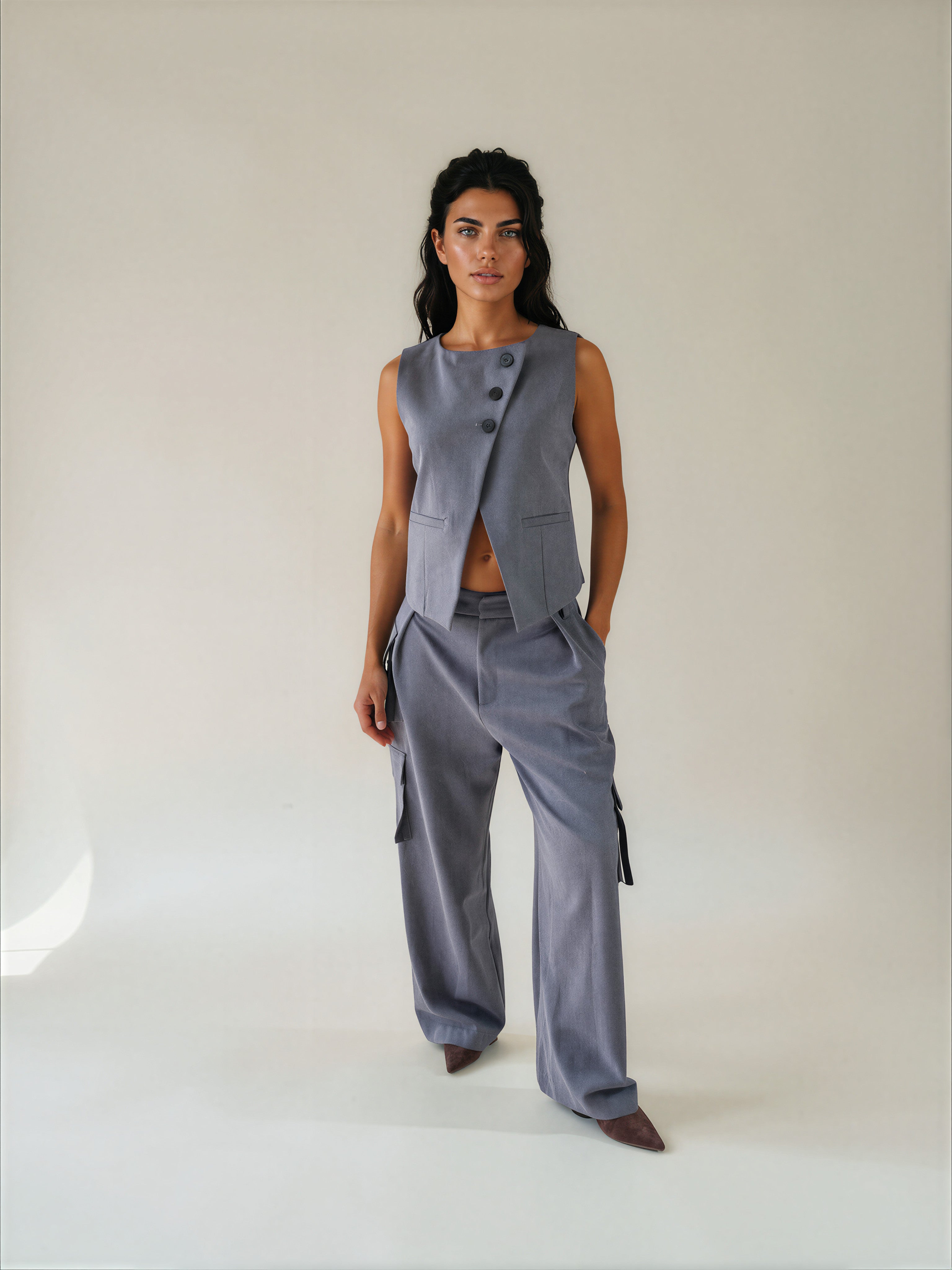 Completo Grigio Contemporaneo: Gilet Asimmetrico e Pantaloni Cargo