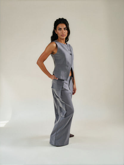 Completo Grigio Contemporaneo: Gilet Asimmetrico e Pantaloni Cargo