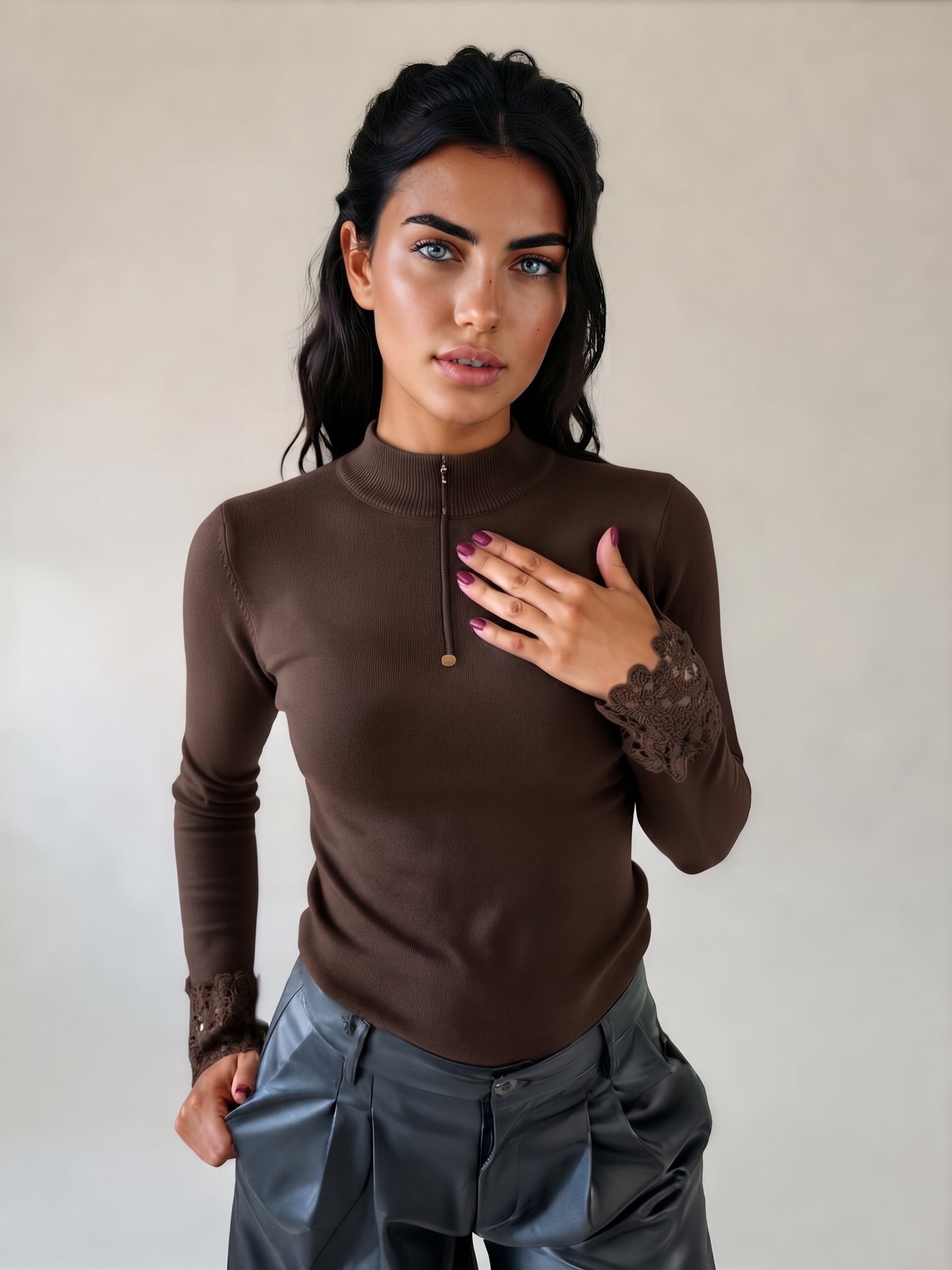 Maglia Elegante con Inserti in Pizzo e Collo Alto