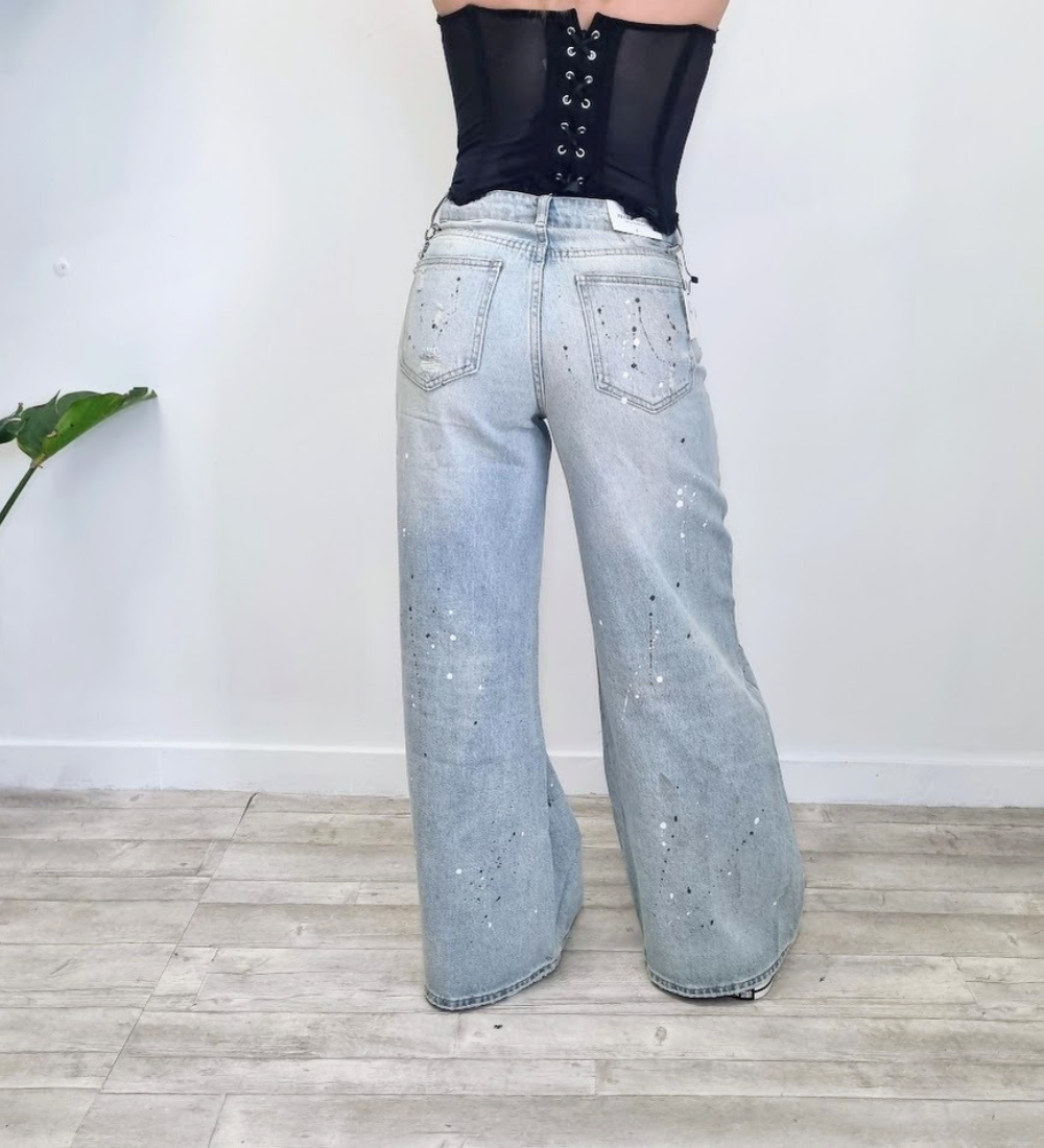 Jeans Distressed a Gamba Larga con Catena di Perle
