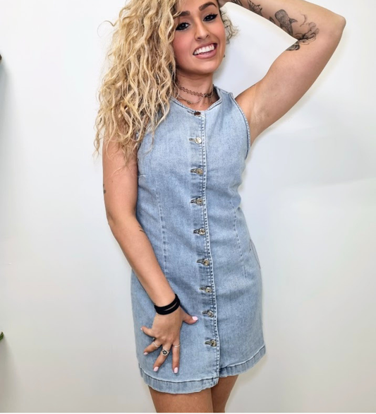 Vestito Mini in Denim con Bottoni – Un Classico senza Tempo
