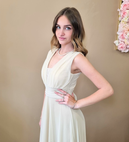 Abito Lungo Aura in Chiffon con Scollo a V Profondo e Fiocco Posteriore - Crema