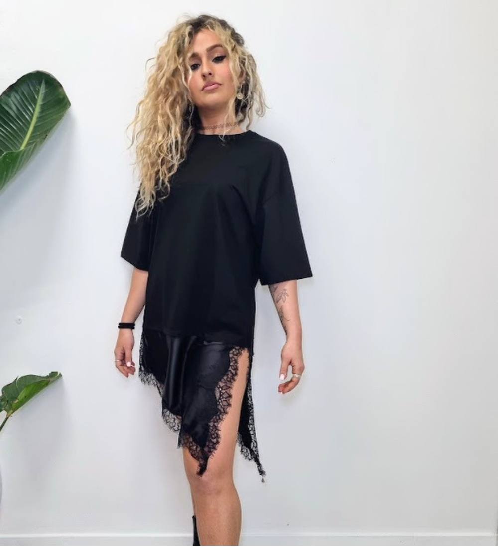 T-Shirt Oversize con Inserto in Seta e Pizzo