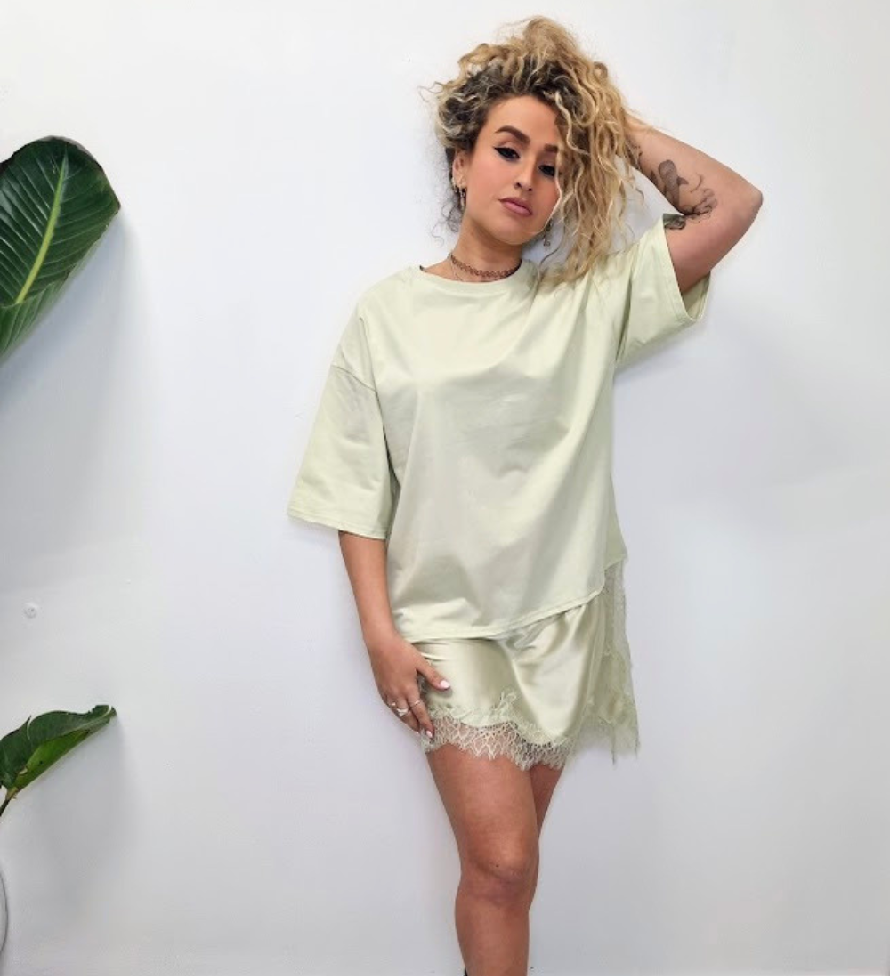 T-Shirt Oversize con Inserto in Seta e Pizzo