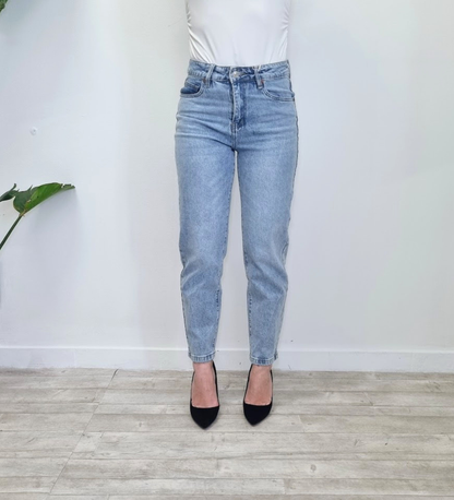 Jeans "Glow Back" – Denim Lavaggio Chiaro con Tasche Strass