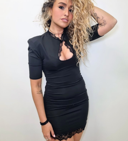 Mini Dress con Spacco a Cuore e Pizzo