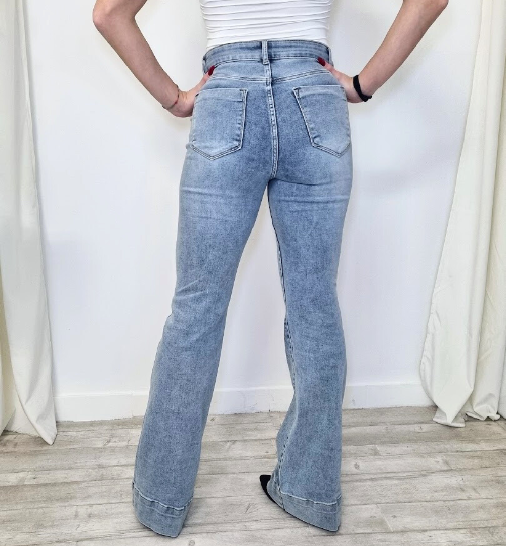 Jeans Flare a Zampa – Lavaggio Medio